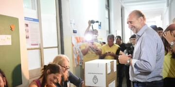 Omar Perotti, a punto de votar en la escuela Alberdi de Rafaela (Prensa Perotti)