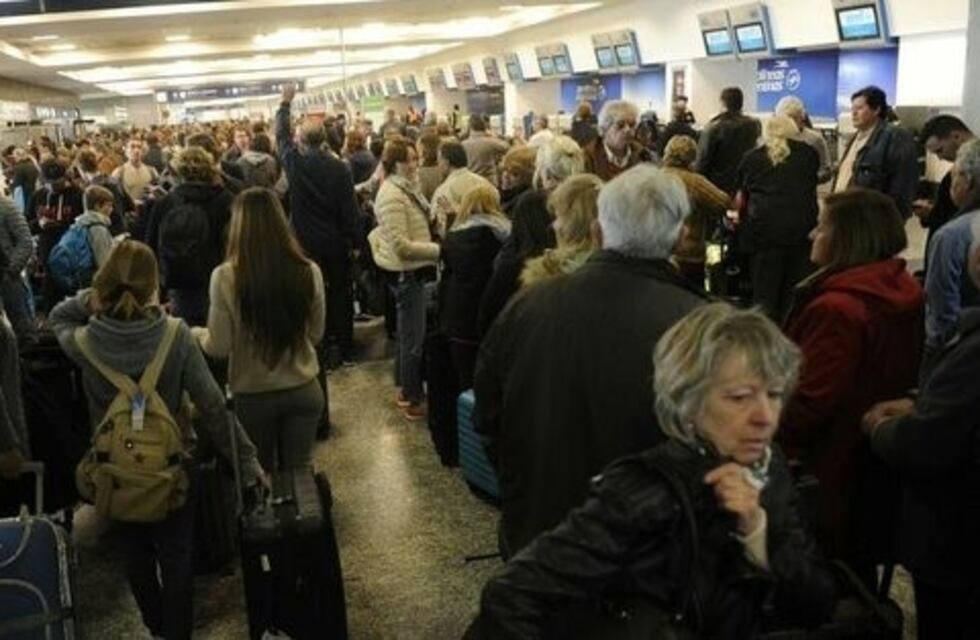 Los gremios aeronáuticos levantaron la protesta, pero las demoras y cancelaciones continúan