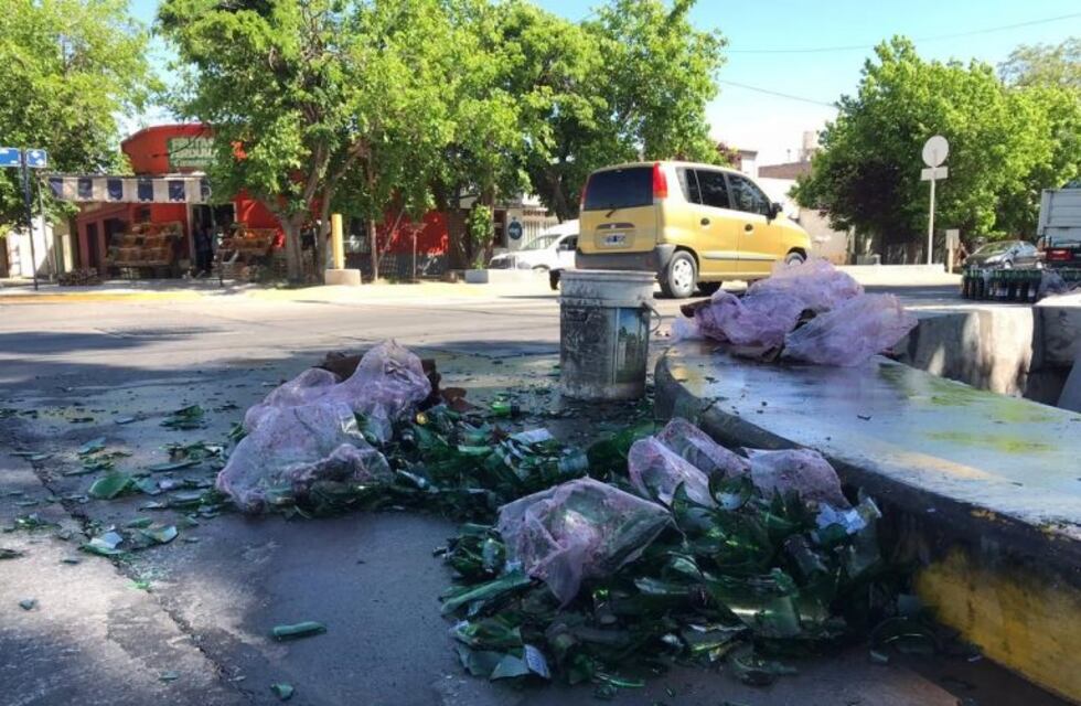 Dobló en una rotonda y se le desprendió la carga