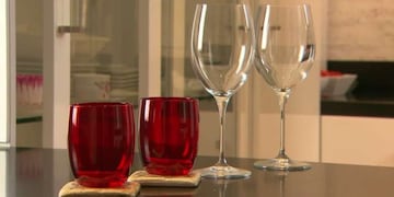 Transformar copas de vidrio rotas en objetos de diseño es una tendencia en auge para decorar el hogar de manera sostenible.