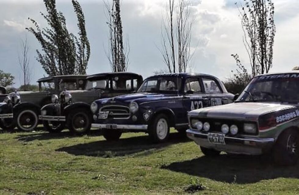 El Club de Autos Clásicos y Antiguos expuso en la laguna