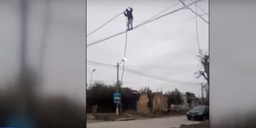 Un ladrón trepó 10 metros para robar cables en Lomas de Zamora