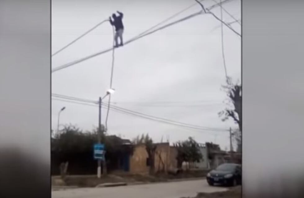 Un ladrón trepó 10 metros para robar cables en Lomas de Zamora