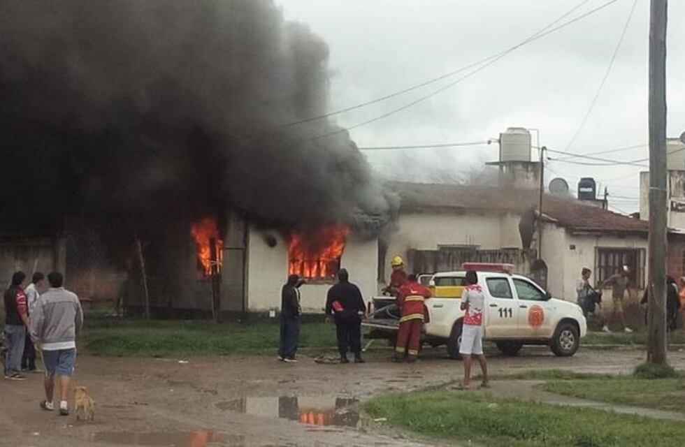 Incendio en barrio Finca Valdivia: una familia lo perdió todo