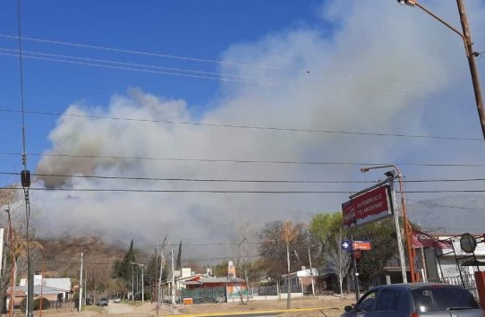 El fuego en las sierras carlospacenses continúa: comenzó la evacuación de algunos vecinos