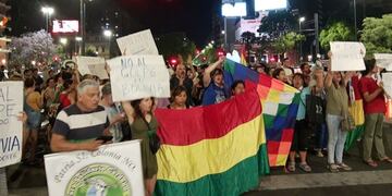 Manifestantes marcharon frente al Patio Olmos en Córdoba por la situación de Bolivia\u002E (Osvaldo Iachetta, Facebook)