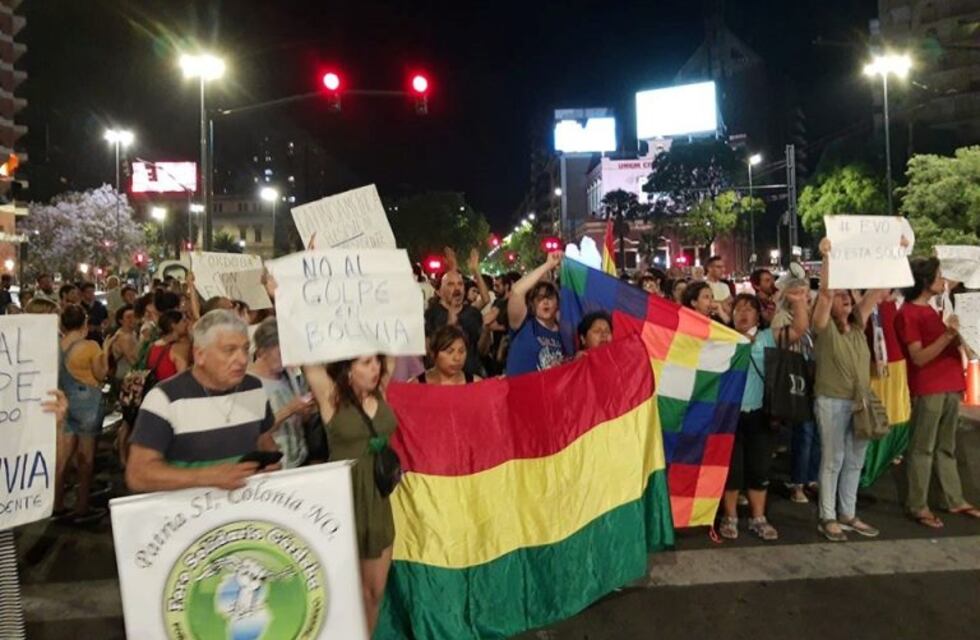 La renuncia de Evo: marcha frente al Patio Olmos por "el golpe de Estado en Bolivia"