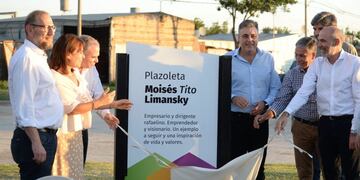 La placa que pone nombre al nuevo espacio verde de la ciudad, (Prensa Municipalidad de Rafaela)