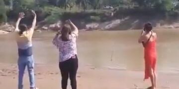 Tuvo que saludar a su madre desde el otro lado del río Bermejo
