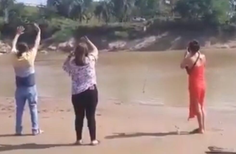 Formosa: saluda a su madre desde el otro lado del río Bermejo
