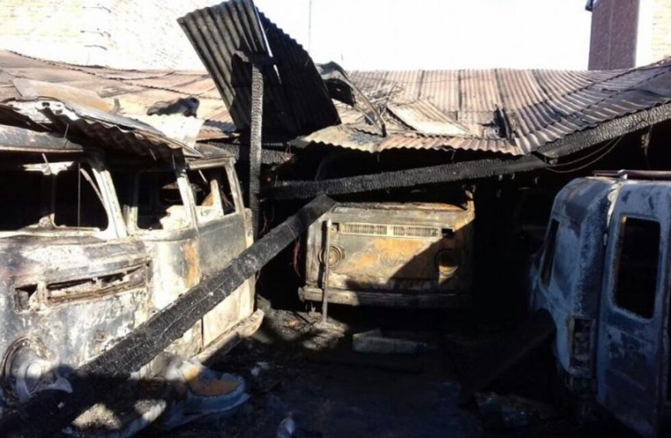 El fuego se devoró por completo un taller en el barrio La Estanzuela