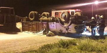 Vuelco de un camionero pampeano en Bahía Blanca (La Brújula 24)