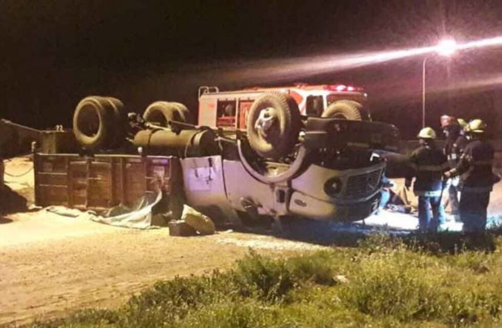 Un camionero de Intendente Alvear se quedó sin frenos y volcó en Bahía Blanca