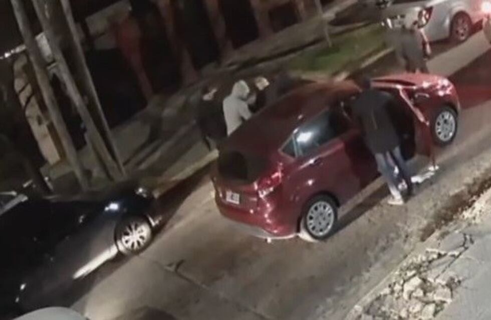 Lanús: siete delincuentes le robaron el auto a una mujer en menos de un minuto