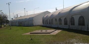 Las carpas dispuestas en plaza Mercosur para los puesteros de la Rotonda\u002E (Foto: El Litoral)