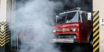 -FOTODELDÍA- AME597\u002E BUENOS AIRES (ARGENTINA), 03/07/2020\u002E-Vista de un camión de bomberos este viernes, en el edificio del cuerpo de Bomberos Voluntarios de la localidad bonaerense de Ramos Mejía, Buenos Aires (Argentina)\u002E El cuerpo de bomberos voluntarios de la localidad argentina de La Matanza decidió poner en venta su cuartel central para hacer frente a millonarias deudas con la agencia fiscal y sindicatos, en una decisión que generó conmoción en los vecinos de uno de los municipios más poblados de la provincia de Buenos Aires\u002E EFE/ Juan Ignacio Roncoroni