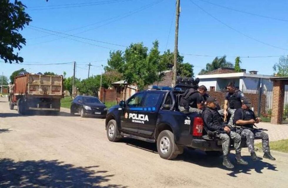 Recolectores de basura trabajan custodiados por el grave conflicto en Maciel