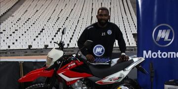 Motomel le regaló una moto a \