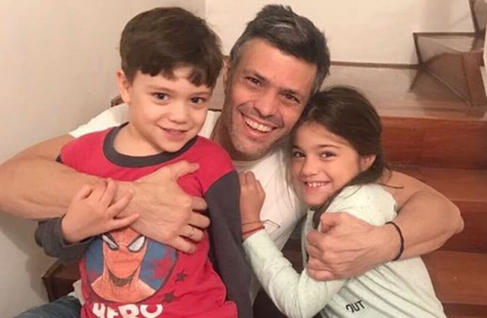 La primera foto de Leopoldo López fuera de la cárcel