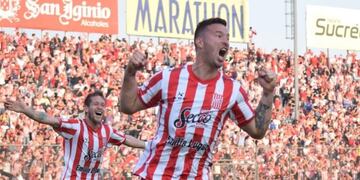 Luciano Pons festejando su gol ante Villa Dalmine\u002E