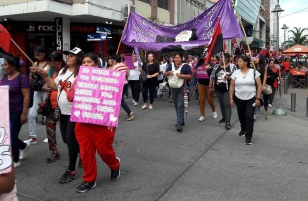 Jujeñas hicieron un "puentazo" y marcharon por calles de la ciudad