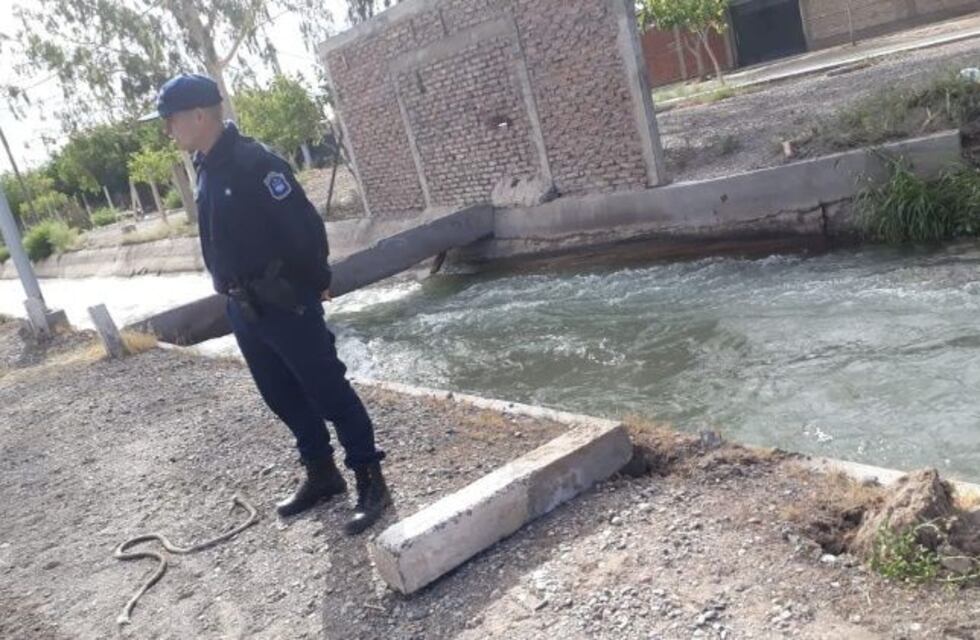 Murió un policía atrapado en un auto tras chocar y caer a un canal