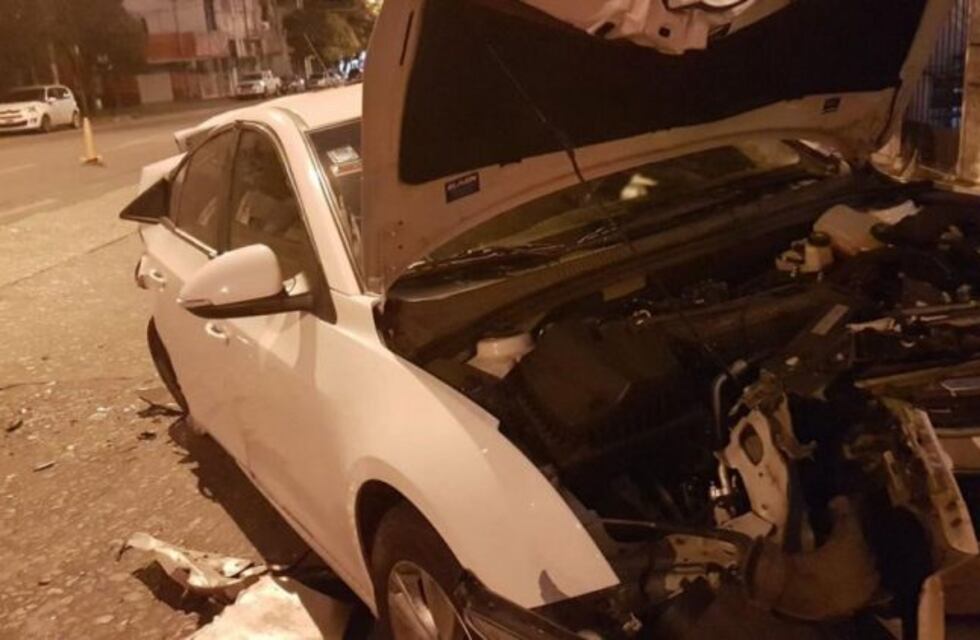 Borracho, chocó otro auto, lo destruyó y tuvo que ser rescatado por la Policía