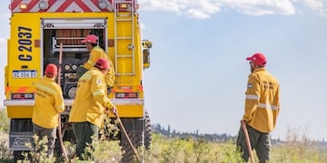 Mendoza envió siete brigadistas y guardaparques para combatir los incendios en el límite entre San Luis y Córdoba\u002E