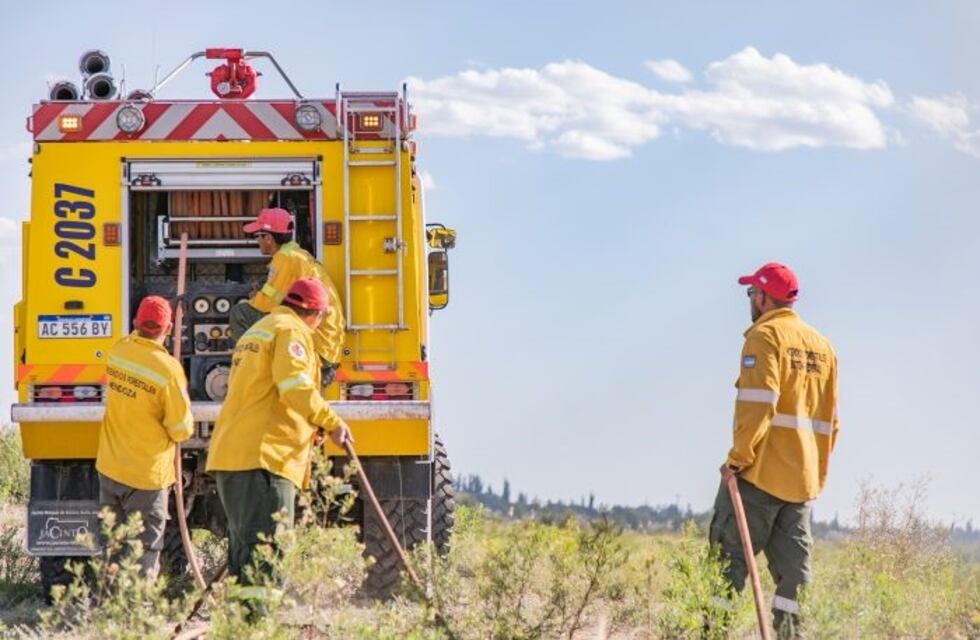 Brigadistas mendocinos combaten incendios en San Luis y Córdoba