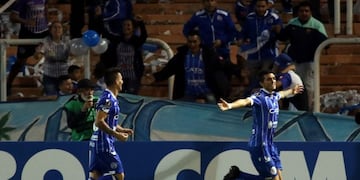 El jugador Gastu00f3n Gimenez, del Tomba se dispuita la pelota con Salustiano Candia y Marcelo Cau00f1ete.