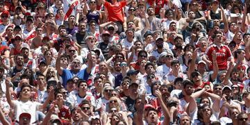 -FOTOGALERÍA- AME2819\u002E BUENOS AIRES (ARGENTINA), 11/11/2019\u002E- Hinchas de River Plate reclaman en un partido frente a Rosario Central por la Super Liga Argentina el domingo 10 de noviembre de 2019 en el Estadio Monumental de la ciudad de Buenos Aires (Argentina)\u002E Los hinchas, que durante los años previos sufrieron por el mal andar del equipo, les demostraron su cariño acompañando y alentando desde el primer partido hasta el último que River Plate disputó en la Segunda División\u002E EFE/Juan Ignacio Roncoroni