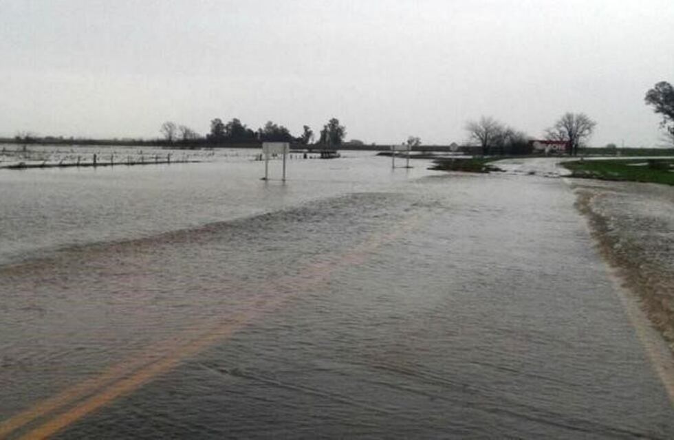 El desborde de un arroyo obligó a cortar la ruta 9 a la altura de Cañada de Gómez