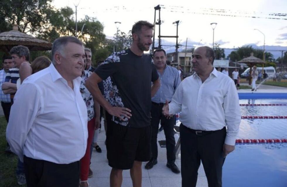 José Meolans en la inauguración del natatorio municipal en Aguilares