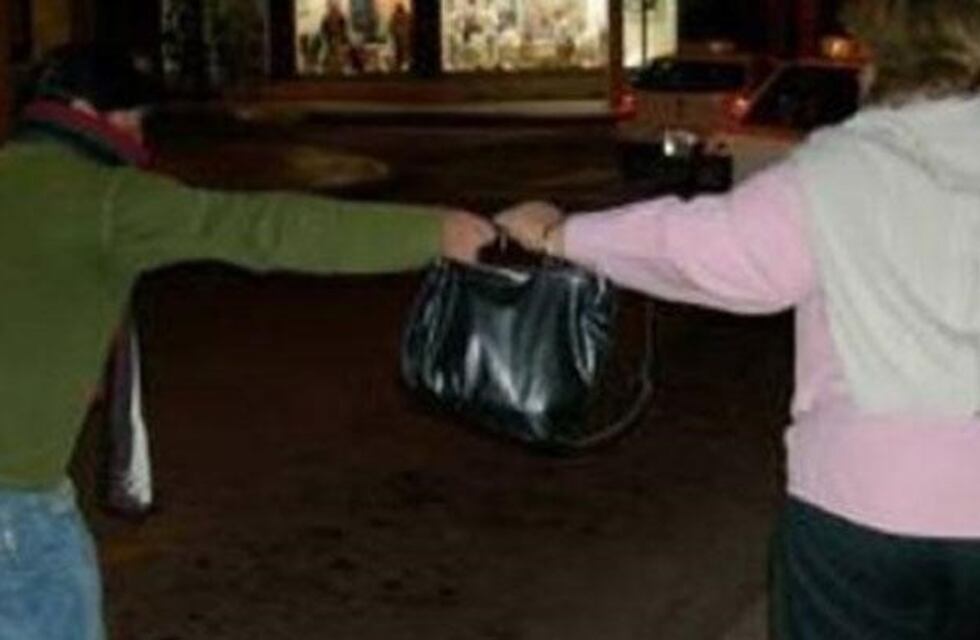 Una mujer terminó golpeada tras caer al piso luego de ser asaltada por un motochorro