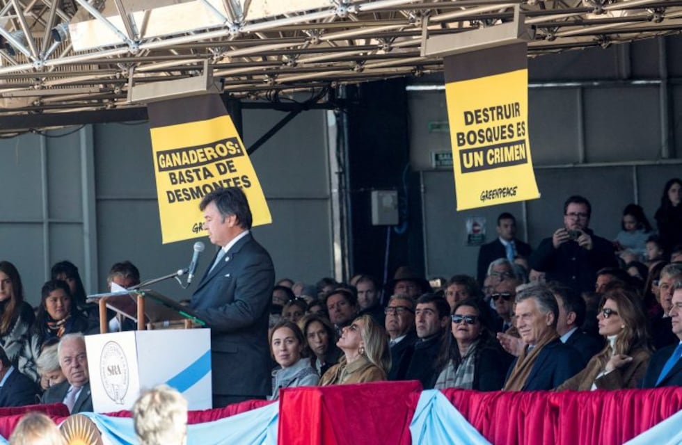 Cómo hizo Greenpeace para instalar las banderas de protesta en La Rural