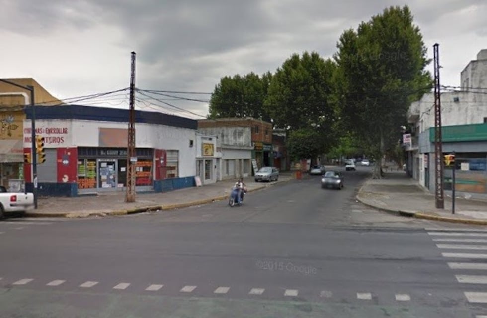 Rompió una vidriera de un local y fue detenido gracias a un vecino