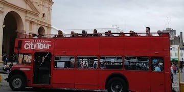 El Córdoba City Tour y su tradicional colectivo inglés que es un ícono en Córdoba\u002E