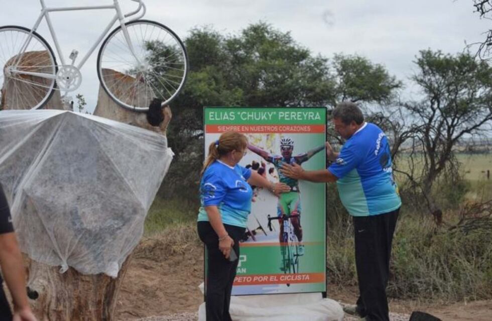 Emotivo homenaje en la inauguración del monumento al ciclista Elías Chuky Pereyra