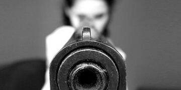 Dos mujeres golpearon una joven que caminaba por \