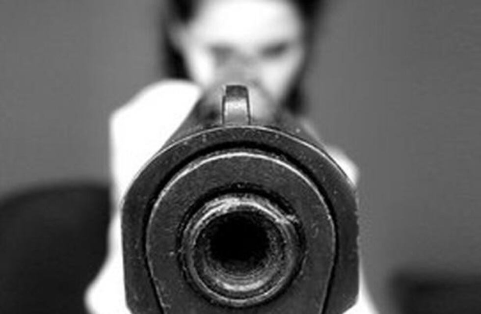 Dos mujeres golpearon una joven que caminaba por "su vereda"