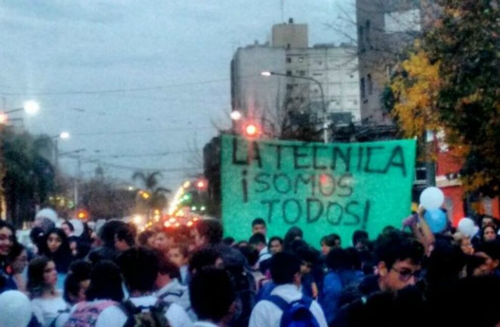 Más de 400 nicoleños participaron del abrazo simbólico a la Escuela Técnica Nº 2