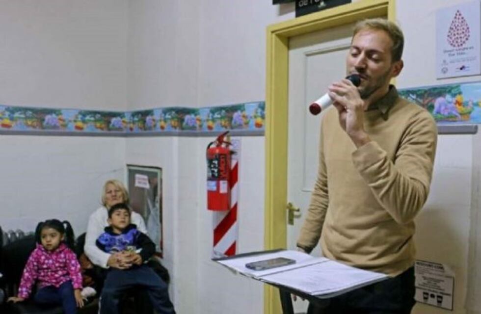 El sanjuanino que canta para alegrar a los pacientes de un hospital