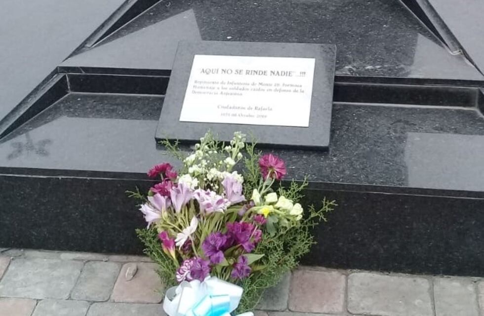 Homenajearon a los "valientes de Formosa" en el mástil