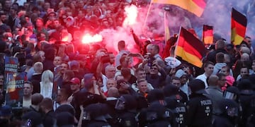 Alemania, Chemnitz: Manifestantes derechistas  durante una protesta después de la muerte de un hombre de 35 años, que fue apuñalado presuntamente por inmigrantes\u002E