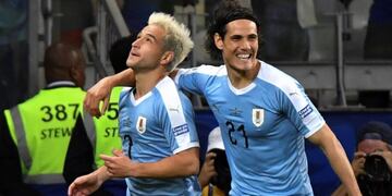Uruguay's Nicolas Lodeiro (L) celebrates with teammate Edinson Cavani after scoring against Ecuador during their Copa America football tournament group match at the Mineirao Stadium in Belo Horizonte, Brazil, on June 16, 2019\u002E (Photo by Luis ACOSTA / AFP)