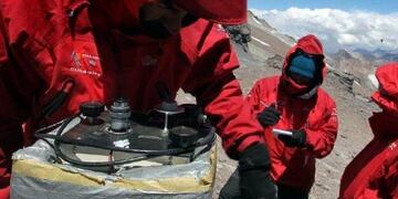 El Aconcagua es de mu00e1s de 6.960 metros de altura, rodeada por montau00f1as de entre 4.000 y 5.100 metros.