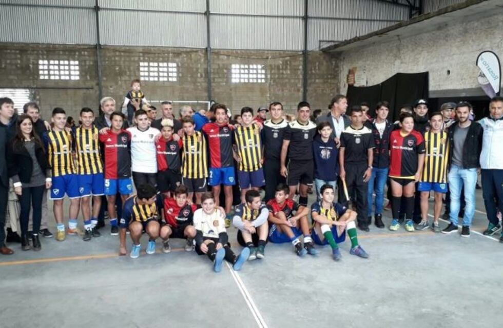 Chicos de Central y Newell's realizaron un partido por la paz antes del clásico