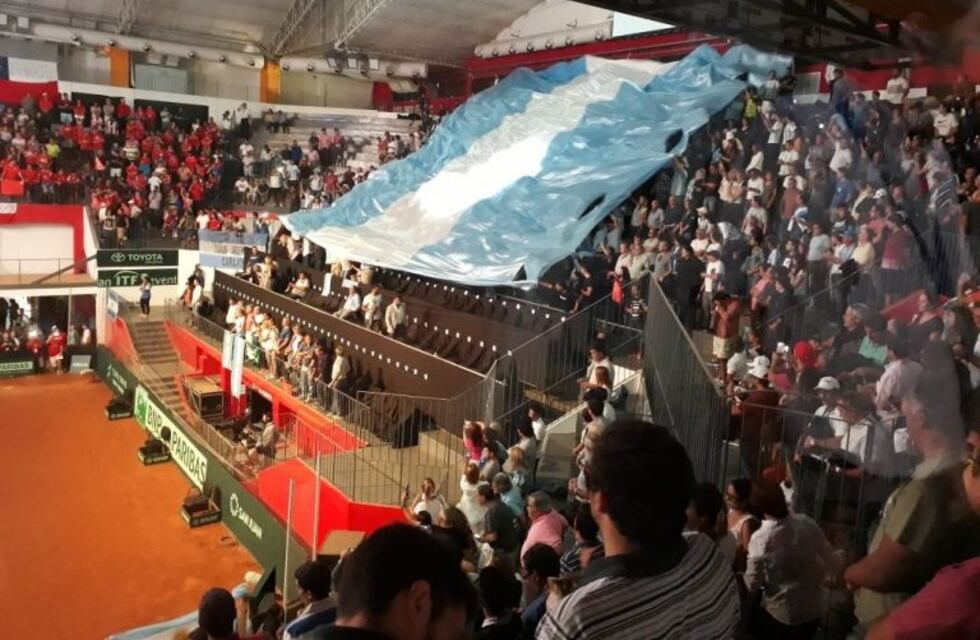 Una enorme bandera argentina, la estrella del Estadio