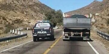 Momento en que e la camioneta de la policía pasa al camión en una zona prohibida de la ruta\u002E