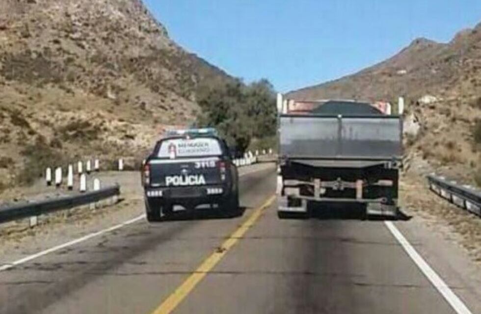 Escrachan y sancionan a policía que pasó un camión en doble línea amarilla